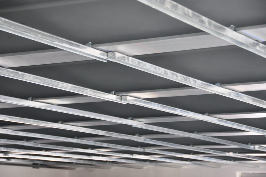 Deckenraster für abgehängte Decken in Schulungsräumen. Hansjörg Betschart Architektur ©.