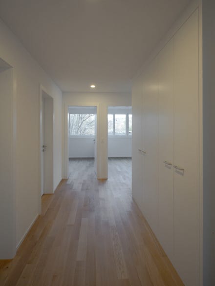 Innenansicht Korridor zu Zimmer. Hansjörg Betschart Architektur ©.