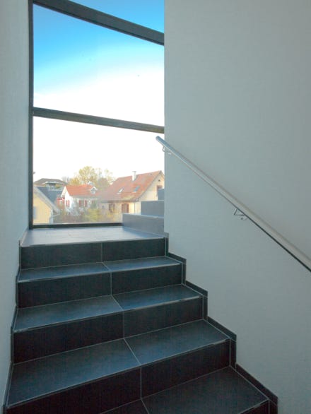 Innenansicht Treppenhaus mit Verglasung. Hansjörg Betschart Architektur ©.