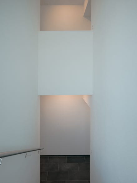 Innenansicht Treppenhaus mit Kunstlicht. Hansjörg Betschart Architektur ©.
