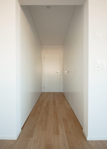 Korridor mit Ankleide im Dachgeschoss. Hansjörg Betschart Architektur ©.