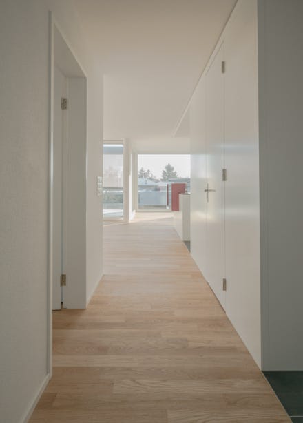Innenansicht Korridor bei Entrée. Hansjörg Betschart Architektur ©.