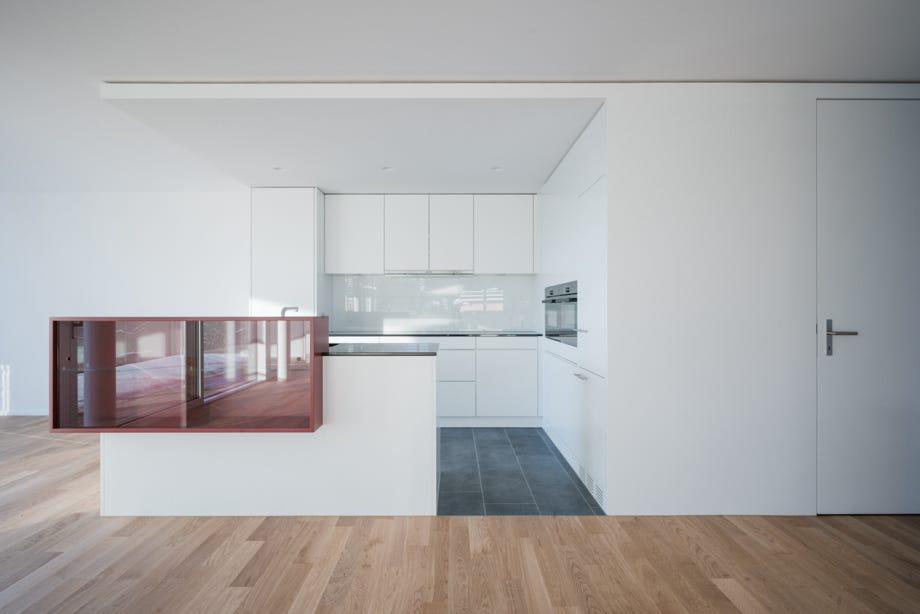 Innenansicht Küche von der Seite. Hansjörg Betschart Architektur ©.