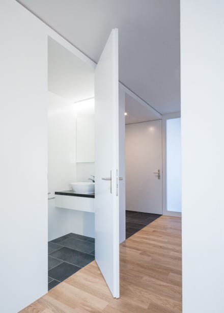 Innenansicht Tagestoilette und Entrée. Hansjörg Betschart Architektur ©.