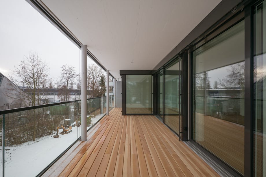 Ansicht Balkon mit Holzrost. Hansjörg Betschart Architektur ©.