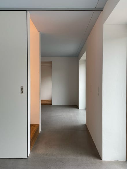 Durchgang Arbeitszimmer. Hansjörg Betschart Architektur ©.