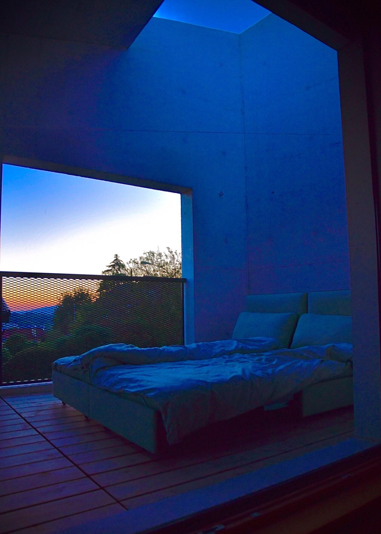 Loggia des Einfamilienhauses nahe Bülach in Abendstimmung.