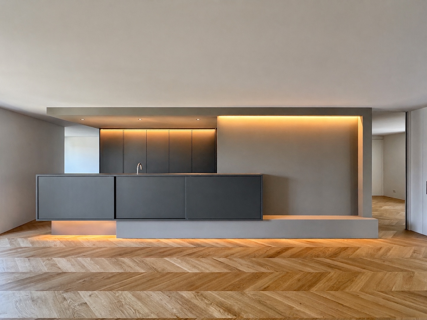 Architektur Zürich: offene Wohnküche mit indirekter Beleuchtung, Kücheninsel und Fischgrätparkett aus Eiche - Architektur Hansjörg Betschart