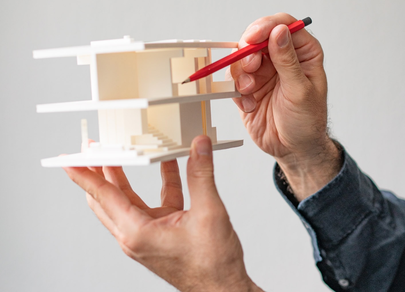 Hansjörg Betschart mit einem Modell seiner Architekturprojekte