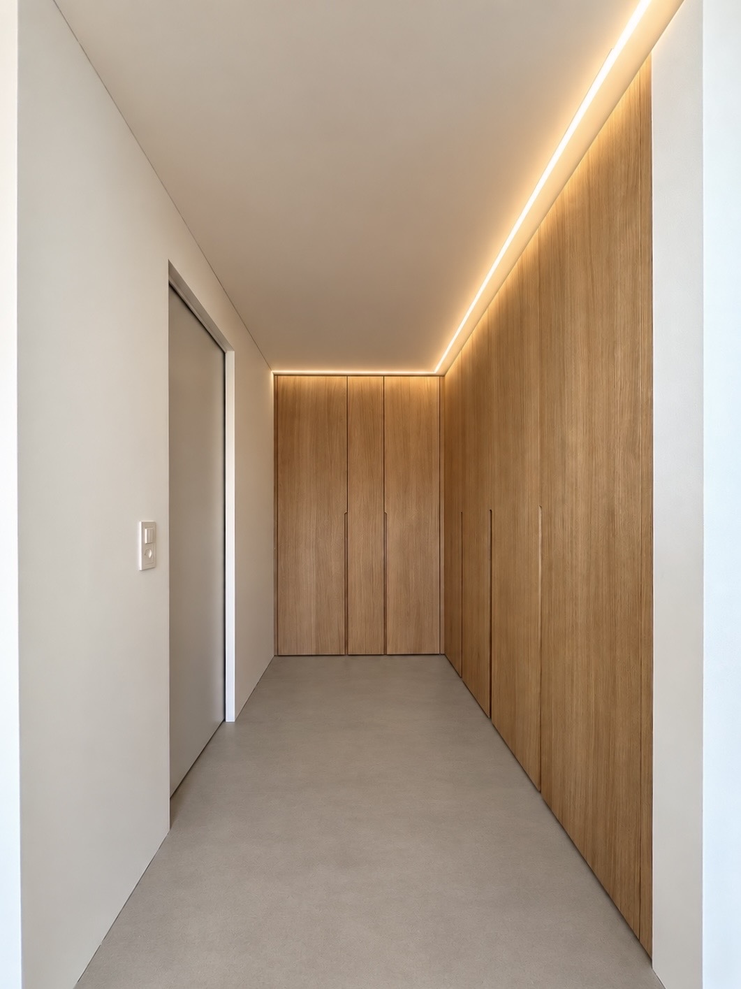 Ankleide neben Schlafzimmer beim Mehrfamilienhaus Gross.