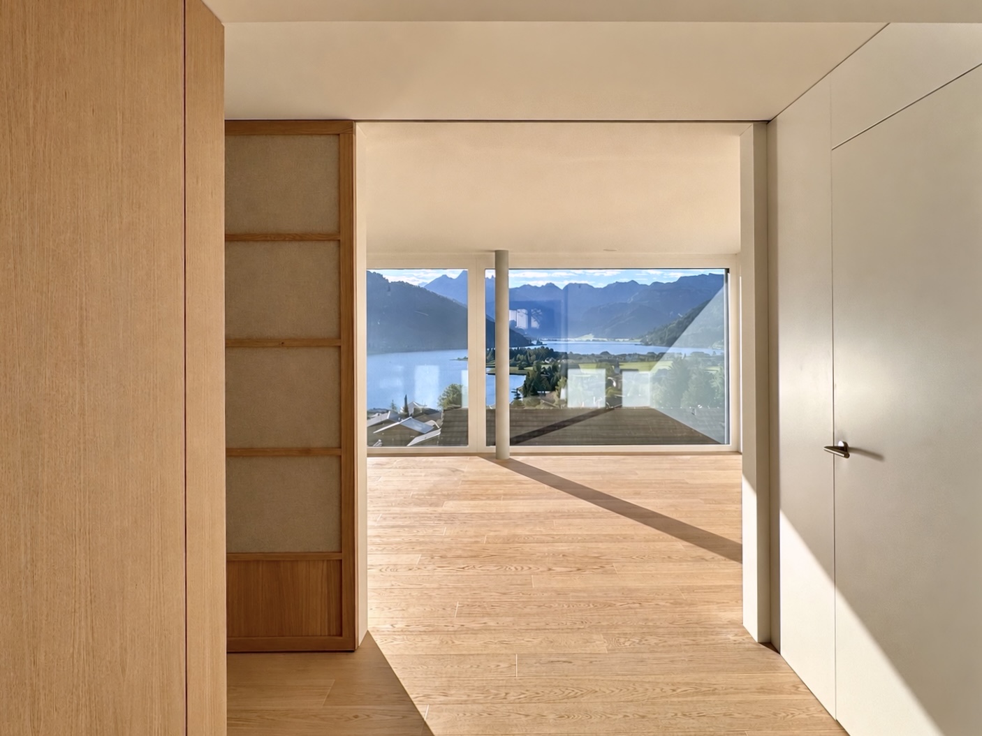 Blick durch die Wohnung vom Eingang her im Mehrfamilienhaus Gross.
