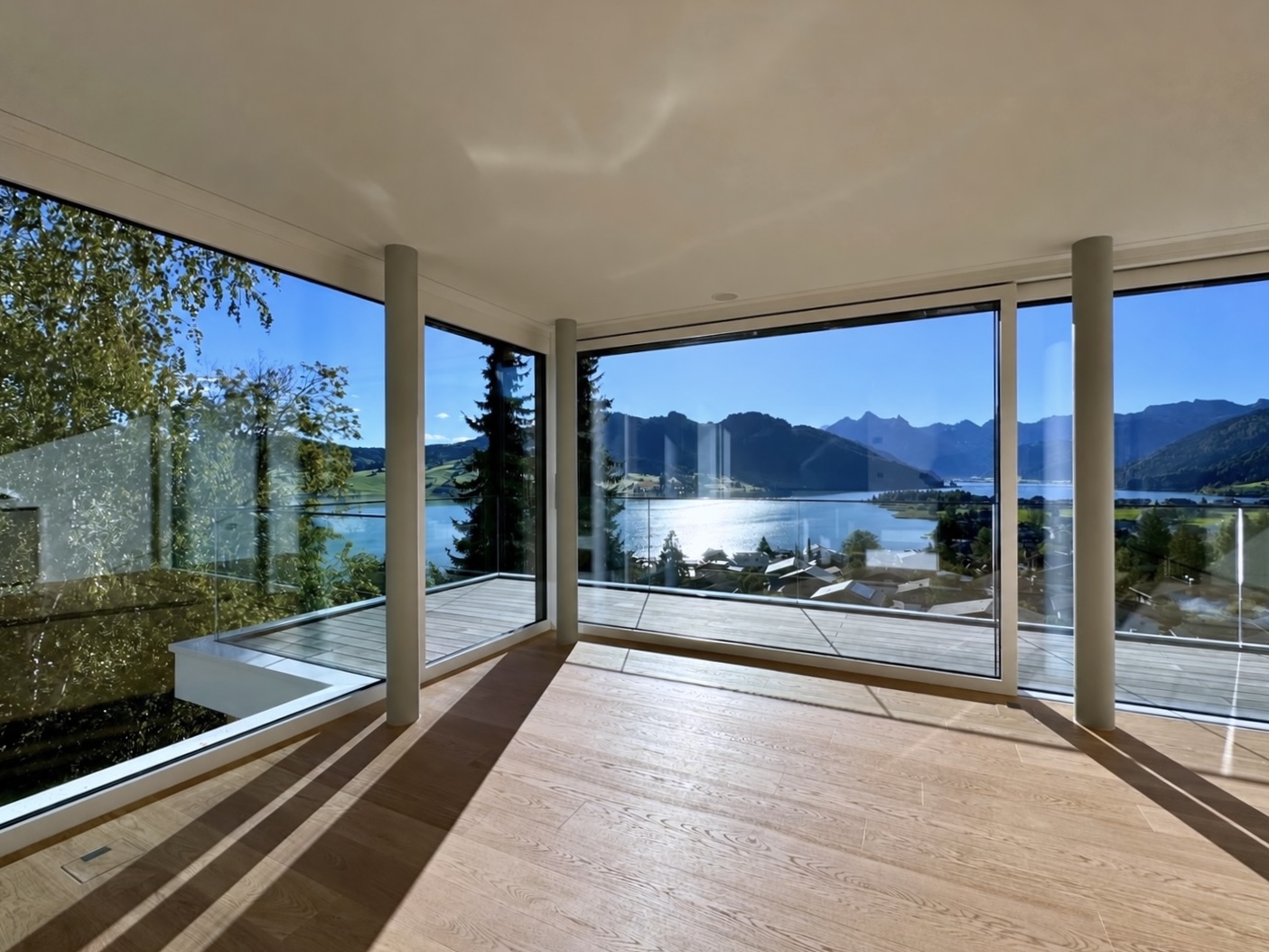 Esszimmer mit Aussicht über den Sihlsee beim Mehrfamilienhaus Gross