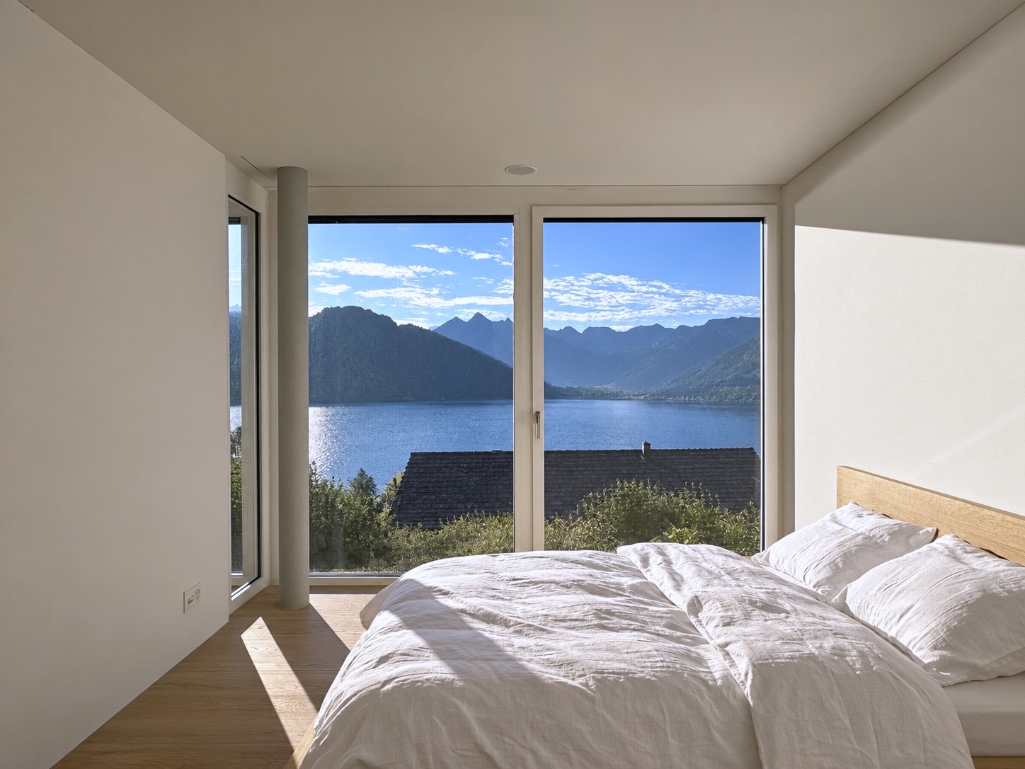 Schlafzimmer mit Aussicht beim Mehrfamilienhaus Gross